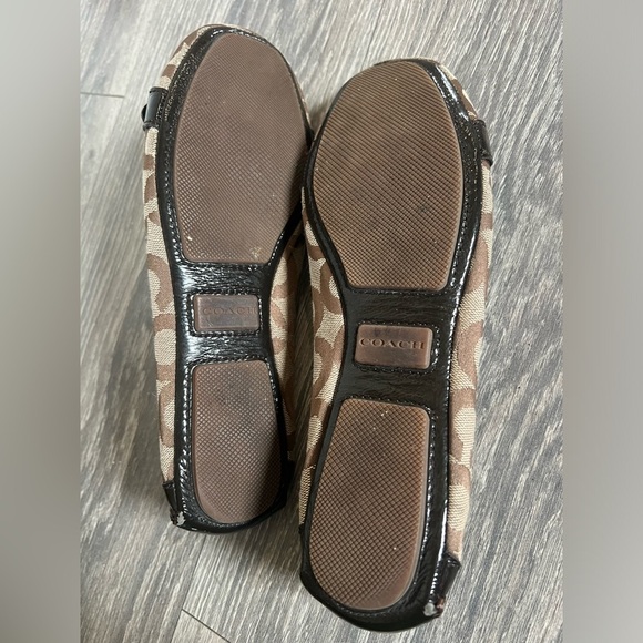 Coach Hellen 'C' logo driving buckle loafers in brown canvas/patent. Size 8.5 - Picture 6 of 9